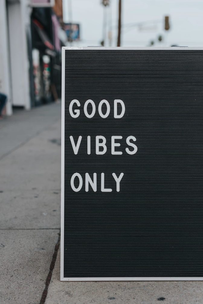 Sign that reads 'good vibes only'.
