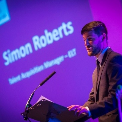 Headshot Simon Roberts